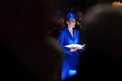Para la ocasión, Kate Middleton ha apostado por un diseño en color azul Klein de Catherine Walker, una de las diseñadoras de cabecera de Lady Di, y tocado de Philip Treacy. La princesa de Gales también quiso tener un recuerdo para Isabel II y Lady Di a través de sus joyas: el collar de perlas japonesas de cuatro vueltas perteneció a la difunta monarca y el brazalete y los pendientes a la madre de su esposo.