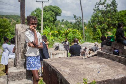 Una niña asiste al funeral de dos víctimas del último terremoto que ha sacudido Haití el 24 de agosto de 2021 en la localidad de Marceline.