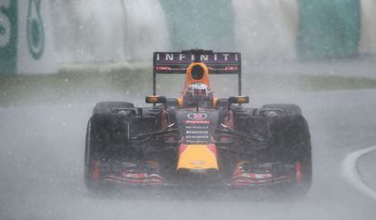Daniel Ricciardo rueda bajo la lluvia en la clasificación del Gran Premio de Malasia