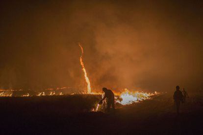 Un remolino de fuego se forma durante el incendio cerca de Ojai.
