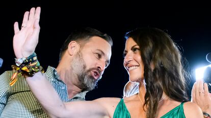 Santiago Abascal y Macarena Olona, la noche electoral del 19-J en Sevilla.