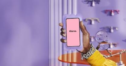 Móvil con la app de Klarna.