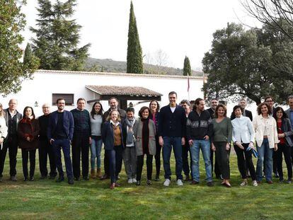 De izquierda a derecha, la ministra de Trabajo, Yolanda Díaz; Juan Carlos Campo (Justicia); Margarita Robles (Defensa); Manuel Castells (Universidades); Alberto Garzón (Consumo); Luis Planas (Agricultura); Irene Montero (Igualdad); José Luis Ábalos (Transporte); Nadia Calviño (vicepresidenta, Economía); Arancha González Laya (Exteriores); Carmen Calvo (vicepresidenta primera); Reyes Maroto (Industria); Pedro Sánchez; detrás de Sánchez, medio tapado, José Luis Escrivá (Seguridad Social); Pablo Iglesias (vicepresidente segundo); José Manuel Rodríguez Uribes (Cultura); Teresa Ribera (vicepresidenta, Transición Ecológica); Isabel Celáa (Educación); Fernando Grande-Marlaska (Interior); María Jesús Montero (Hacienda y portavoz del Gobierno); Salvador Illa (Sanidad); Carolina Darias (Política Territorial) y Pedro Duque (Ciencia).