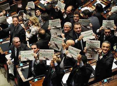 Diputados de la Liga Norte muestran un periódico que reclama la convocatoria de elecciones, ayer en el Parlamento italiano.