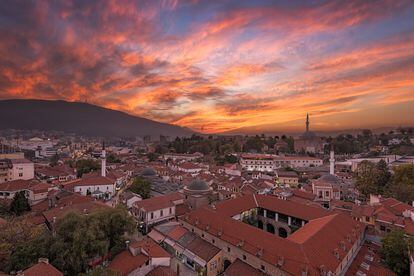 Atardecer sobre los tejados del barrio otomano de Skopje.