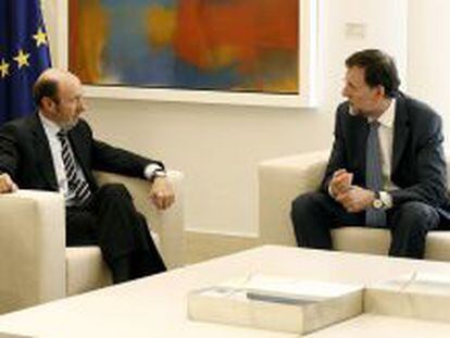 El presidente del Gobierno, Mariano Rajoy, con el secretario general del PSOE, Alfredo Pérez Rubalcaba.