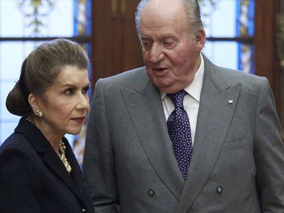 Rey Don Juan Carlos y la economista Carmen Reinhart durante la entrega del premio de Economia Rey Juan Carlos en el Banco de España.