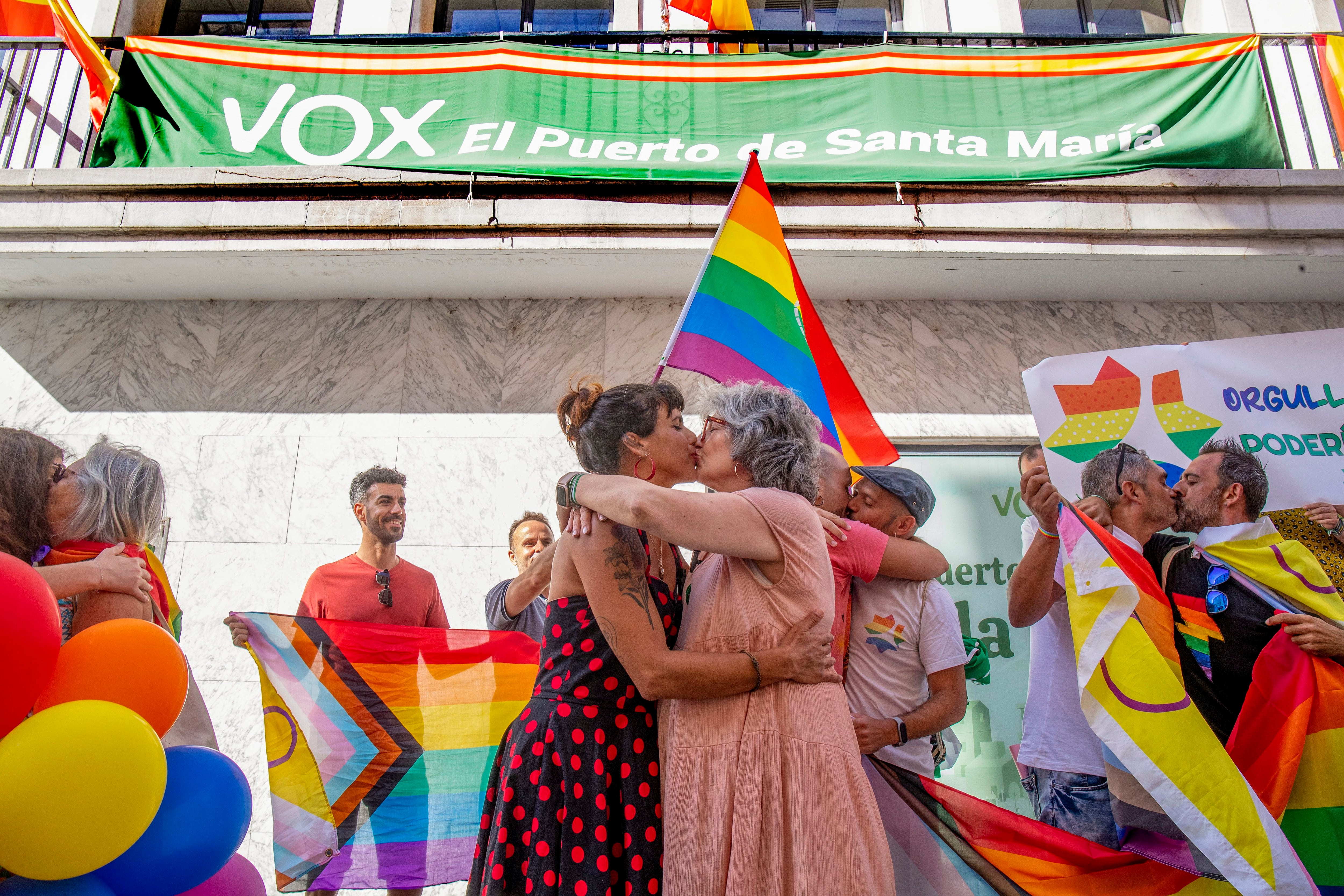 Las candidatas de Adelante Andalucía, Teresa Rodríguez y Pilar González, en una besada LGTBIQ+ ante la sede de Vox de El Puerto de Santa Maria, Cádiz.