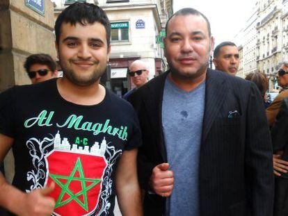 Omar el Far, inmigrante marroqu&iacute; en Francia, logr&oacute; fotografiarse con Mohamed VI en la plaza Vend&ocirc;me de Par&iacute;s a mediados de mayo.