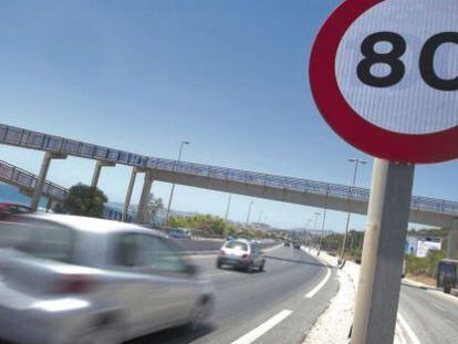 Una señal de tráfico en la A-7, entre Mijas Costa y Marbella