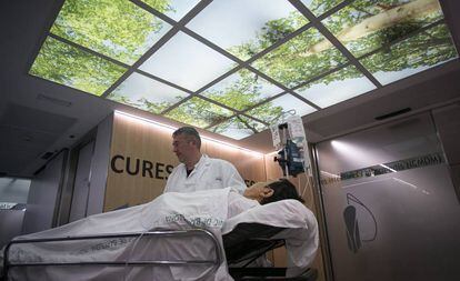 Techos con iluminaciones tematizadas en la Unidad de Cuidados Intensivos (UCI) de hepatologia del Hospital Clinic de Barcelona