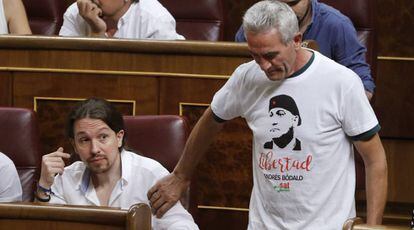 Pablo Iglesias observa cómo Diego Cañamero acude a votar.