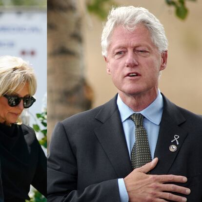 Joe Biden (izq.) y Bill Clinton (der.) en homenajes tras los tiroteos escolares de Uvalde y Columbine, respectivamente.