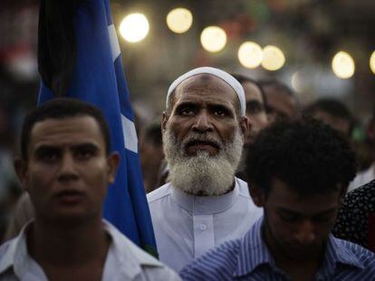 Miembros de los Hermanos Musulmanos y partidarios del depuesto presidente Mohamed Morsi rezan durante una manifestaci&oacute;n el 15 de julio de 2013 en El Cairo.