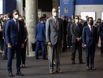 Pedro Sánchez, el rey Felipe VI y Pere Aragonès, en Barcelona durante la inauguración del Mobile World Congress 2021, el lunes.