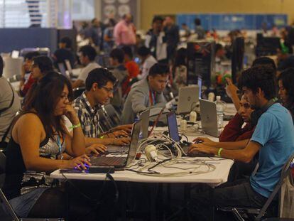 Jóvenes mexicanos en una convención tecnológica. 