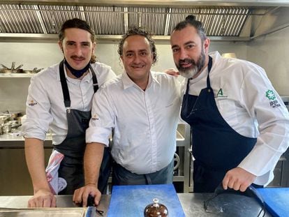 Alberto Pacheco, Ricardo Acquista y Rafa Zafra en las cocinas de Estimar, Madrid J.C. CAPEL