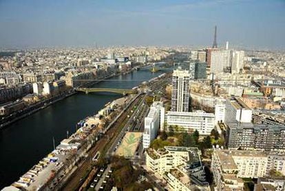 Vista de París con el río Sena y la Torre Eiffel al fondo a la derecha.