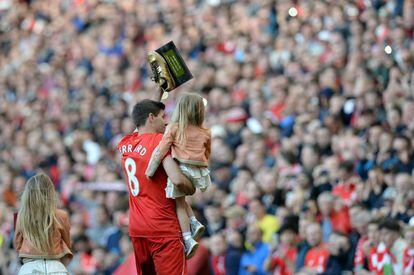 Gerrard levanta un trofeo con la forma de una bota de oro que le ha regalado un aficionado.