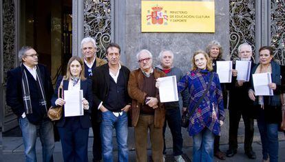 Escritores, cantantes y artistas protestan ante el Ministerio de Cultura en 2016.