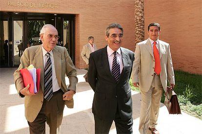El alcalde de Orihuela, José Manuel Medina (en el centro), tras su declaración ante la juez.