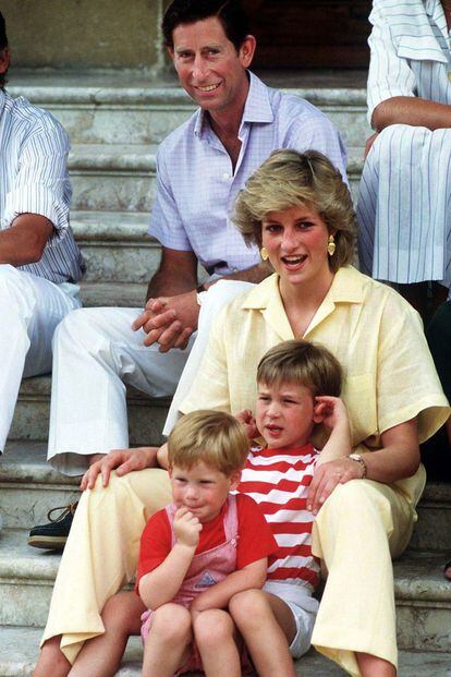 El matrimonio con sus dos hijos: William y Harry.