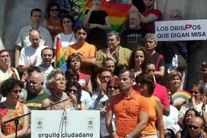 La actriz Pilar Bardem, ante el micrófono durante la lectura del manifesto a favor de los matrimonios homosexuales ayer en Madrid.