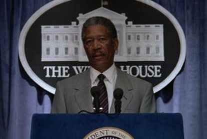 Morgan Freeman, anunciando la amenaza de un cometa como presidente Beck en la pel&iacute;cula &#039;Deep impact&#039;.