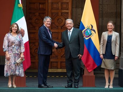 Los presidentes de Ecuador y México, Guillermo Lasso y Andrés Manuel López Obrador, se saludan durante la visita del primero a Palacio Nacional.