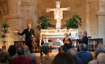 Baptiste Lopez, violín en mano, explica al público las características principales del Cuarteto op. 127 de Beethoven en la iglesia de Santo Stefano.