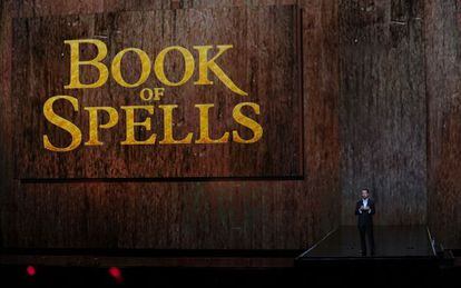 Andrew House, presidente de Sony Computer Entertainment America presenta 'El libro de los hechizos' de J.K. Rowling.