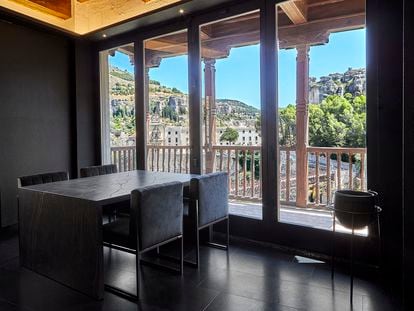 El salón de Casas Colgadas, con sus paredes negras en un guiño a la sala del mismo color del vecino Museo de Arte Abstracto Español, en Cuenca.