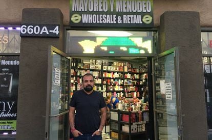 Sunil Gakhresa, frente a su tienda Sunny Perfumes, en San Ysidro.