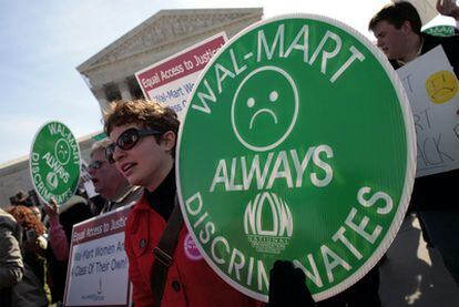 Grupos de manifestantes piden ante la sede del Tribunal Supremo en Washington que de luz verde a la demanda colectiva contra WalMart.