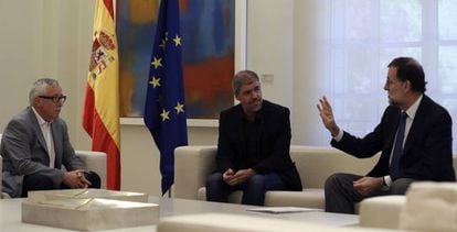 Desde la izquierda: el ex secretario general de CC OO, Ignacio Fern&aacute;ndez Toxo, su sucesor, Unai Sordo, y el presidente del Gobierno, Mariano Rajoy