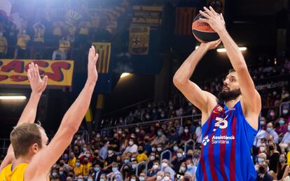 Mirotic lanza en presencia de Sikma.