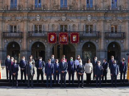 El rey Felipe junto con el presidente del Gobierno, Pedro Sánchez posan para la foto de familia de la XXIV Conferencia de Presidentes.