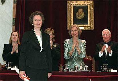 Margarita Salas, en primer plano; detrás, la Reina junto a Pilar del Castillo (a su derecha), Ana Pastor y Víctor García de la Concha.