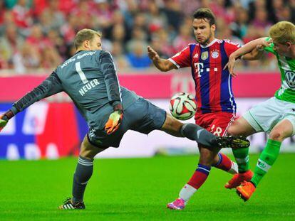 Bernat y Neuer pugnan por el balón, ante la mirada de De Bruyne.