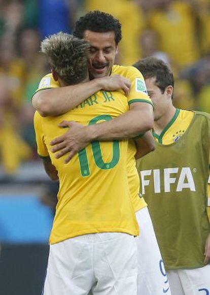 Neymar y Fred se felicitan tras eliminar a Chile.