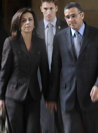 El presidente salvadoreño, Mauricio Funes, y su esposa, Vanda Pignata, a su llegada a un tribunal de París.