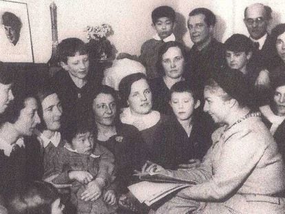 María Teresa León (derecha), en una residencia infantil de Moscú en 1934. 