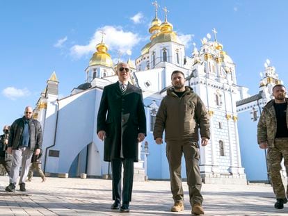 El presidente de Estados Unidos, Joe Biden, y el de Ucrania, Volodímir Zelenski, este lunes en Kiev.