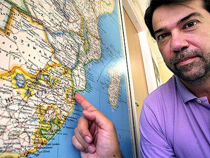 Pedro Alonso señala un mapa de África.