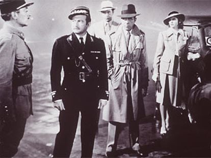 Fotograma de la célebre escena del aeropuerto de la película 'Casablanca'.