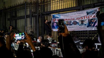 Periodistas participan en una velada a las afueras de la Secretaría de Gobernación en Ciudad de México.