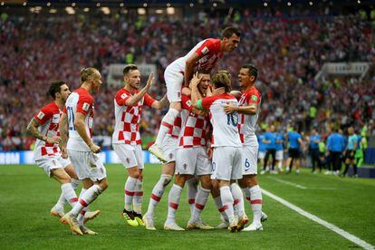 Los jugadores croatas celebran el primer gol marcado por Ivan Perisic.