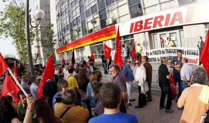 Trabajadores de tierra de Iberia durante una manifestación ante la sede de la compañía.