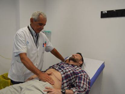 El pacient i el seu metge, durant una visita de seguiment després de l'operació.