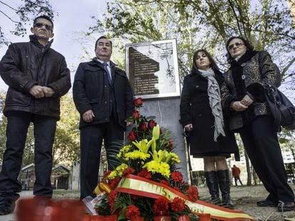 De izquierda a derecha, Antonio Frutos y Pascual Grasa con sus esposas, Carmina e Isabel, ante el monolito que recuerda el atentado. 